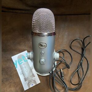 Logitech - Blue Yeti Professional Multi-Pattern USB Condenser Microphone
